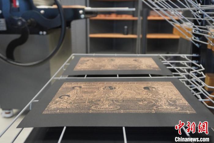 圖為徐晉林工作室制作的雕版敦煌壁畫印刷成品展示。　九美旦增 　攝