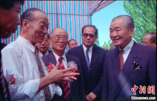 1994年8月，時(shí)任日本首相竹下登(右一)與時(shí)任敦煌研究院院長段文杰在莫高窟親切交談。中新社發(fā) 婁婕 供圖