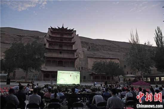 2018年8月，在敦煌莫高窟標(biāo)志性建筑“九層樓”前，《回顧平山郁夫先生的貢獻(xiàn)》座談會舉行。來自中日兩國的專家、學(xué)者共同懷念這位情系敦煌數(shù)十載的繪畫巨匠、中日友好的文化使者、世界文化遺產(chǎn)的守護(hù)者。中新社記者 楊艷敏 攝