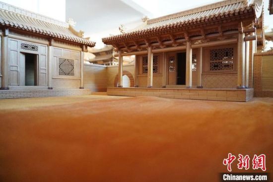 圖為微縮建筑蘭州四合院內(nèi)部結(jié)構(gòu)。　九美旦增 　攝