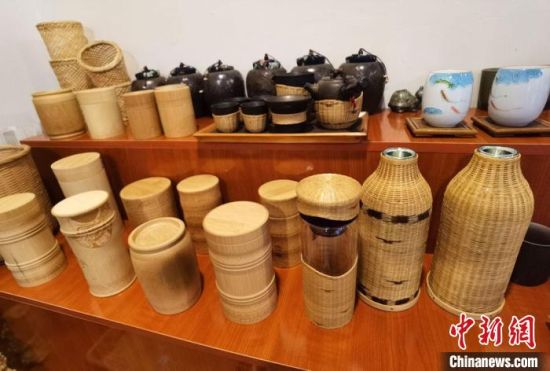 圖為展陳的一件件精致可愛的竹編農(nóng)具工藝品?！●T志軍 攝