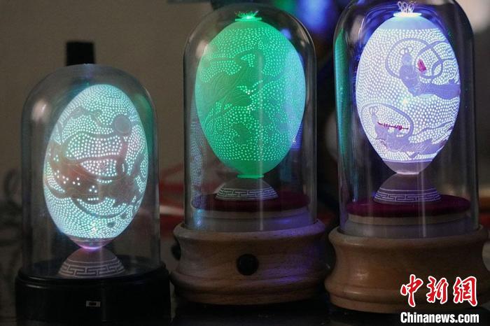 圖為以敦煌飛天為元素的蛋雕作品?！【琶赖ぴ?攝