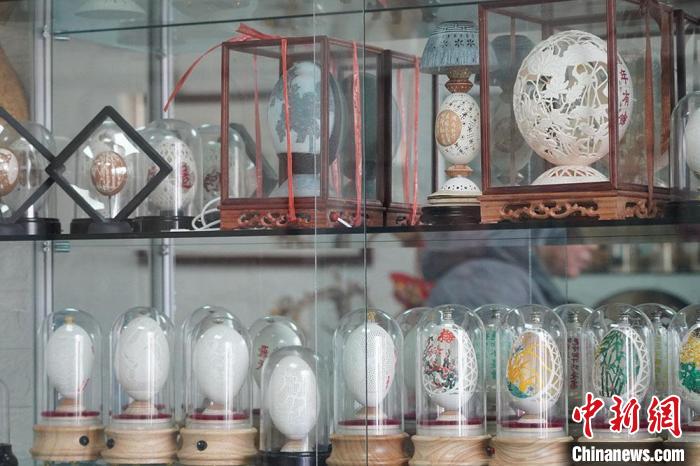 圖為吳義澤收藏柜內(nèi)的蛋雕作品?！【琶赖ぴ?攝