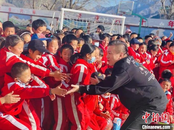 1月初，第五屆“街舞進藏鄉(xiāng)”公益助學(xué)活動在甘肅甘南結(jié)束，旨在讓藏族學(xué)子感受到街舞魅力?！￡惿菩?攝