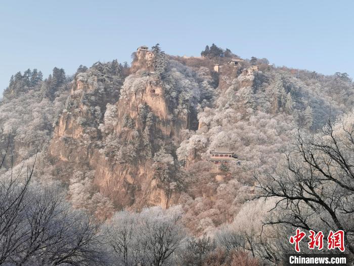 圖為崆峒山霧凇景色?！⌒煺袢A 攝