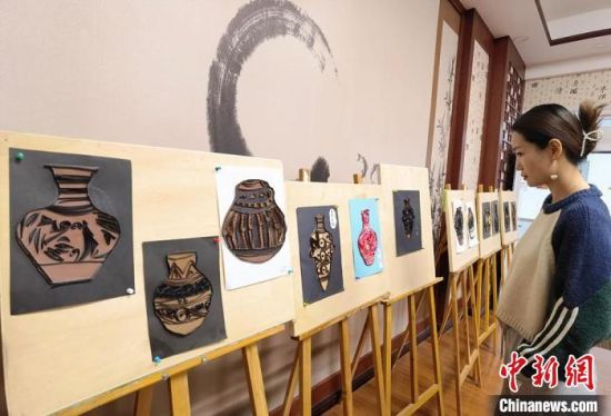 圖為學(xué)生用衍紙材料制作的彩陶紋飾?！⒂裉?攝