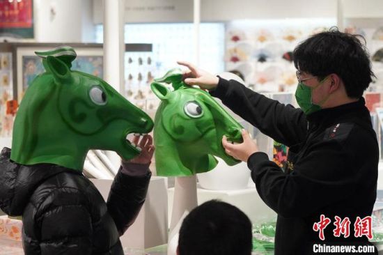 圖為“神馬來了”銅奔馬頭套?！【琶赖┰?攝