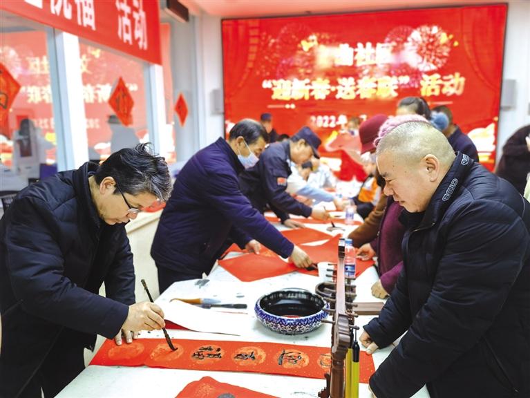 蘭州新區(qū)開展“墨香四溢送春聯(lián)·情暖文曲送祝?！被顒?dòng)