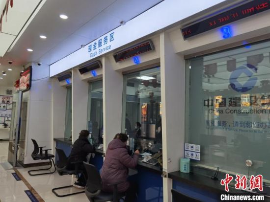 圖為蘭州市民在銀行兌換新鈔?！⌒煅?攝