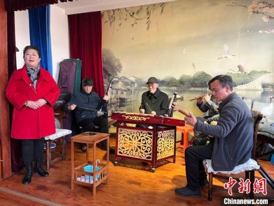 圖為蘭州鼓子表演者王常玉登臺(tái)演唱，她是這項(xiàng)入列國(guó)家級(jí)非物質(zhì)文化遺產(chǎn)的曲藝表演者中，為數(shù)不多的女演員。　張煜曼 攝