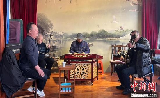 圖為蘭州鼓子愛好者在傳習(xí)所內(nèi)互相搭檔上臺(tái)演出?！堨下?攝