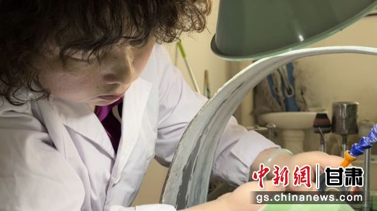 夜光杯制作學(xué)徒謝小琴坦言，雖工作枯燥，但是能夠掌握國(guó)家級(jí)非遺技藝是很自豪的。王牧雨 攝