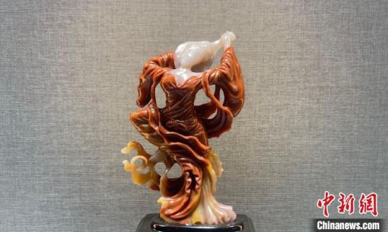 圖為翩然起舞的飛天玉雕?！「攥?攝