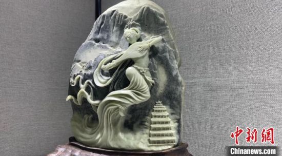 圖為李學(xué)平的玉雕作品。　高瑩 攝