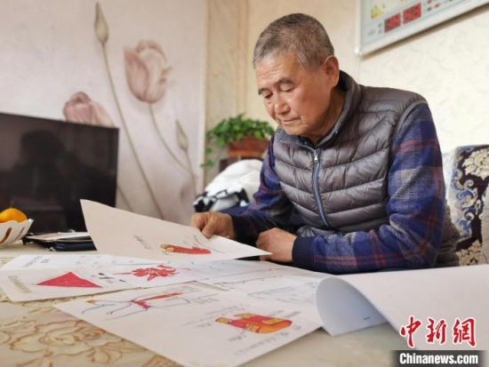 圖為陸鵬飛向記者展示多年帶隊的手寫筆記?！堟?攝