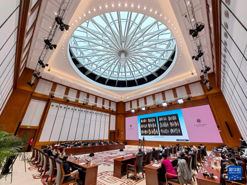 3月18日，“中國(guó)社會(huì)科學(xué)院考古學(xué)論壇·2021年中國(guó)考古新發(fā)現(xiàn)”進(jìn)行入選項(xiàng)目報(bào)告環(huán)節(jié)（手機(jī)照片）。