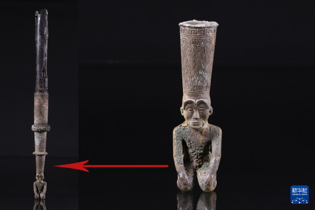 江西樟樹市國(guó)字山戰(zhàn)國(guó)墓葬出土銅跽坐人鐓（資料圖）。