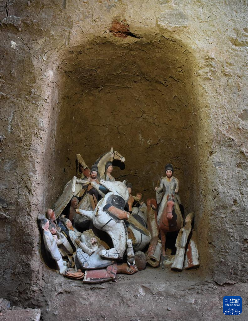 甘肅武威市唐代吐谷渾王族墓葬群慕容智墓墓道壁龕出土儀仗俑群（資料圖）。