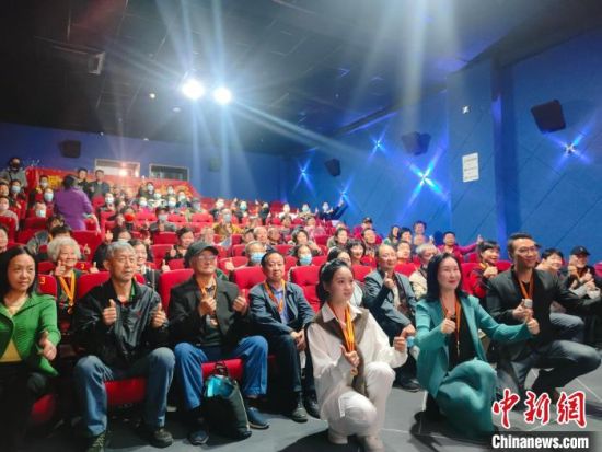 《浴血誓言》主創(chuàng)團(tuán)隊與到場的紅軍后代合影?！￡愡x斌 攝