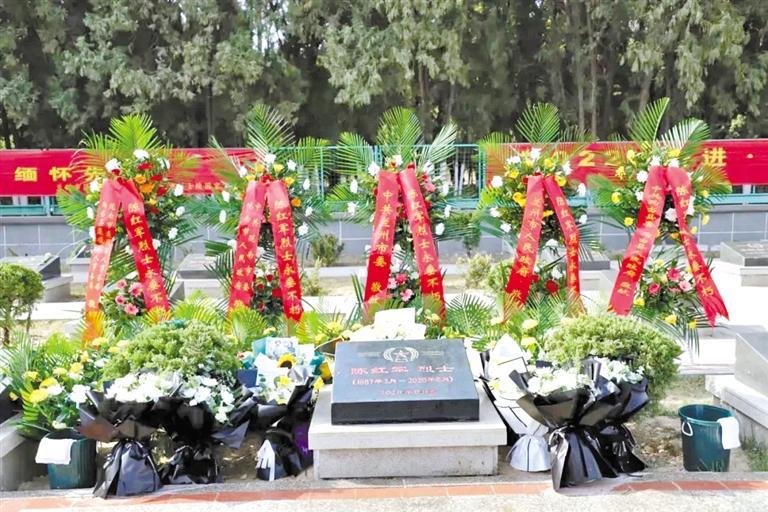 陳紅軍烈士墓前 這張“全家?！弊屓藴I目