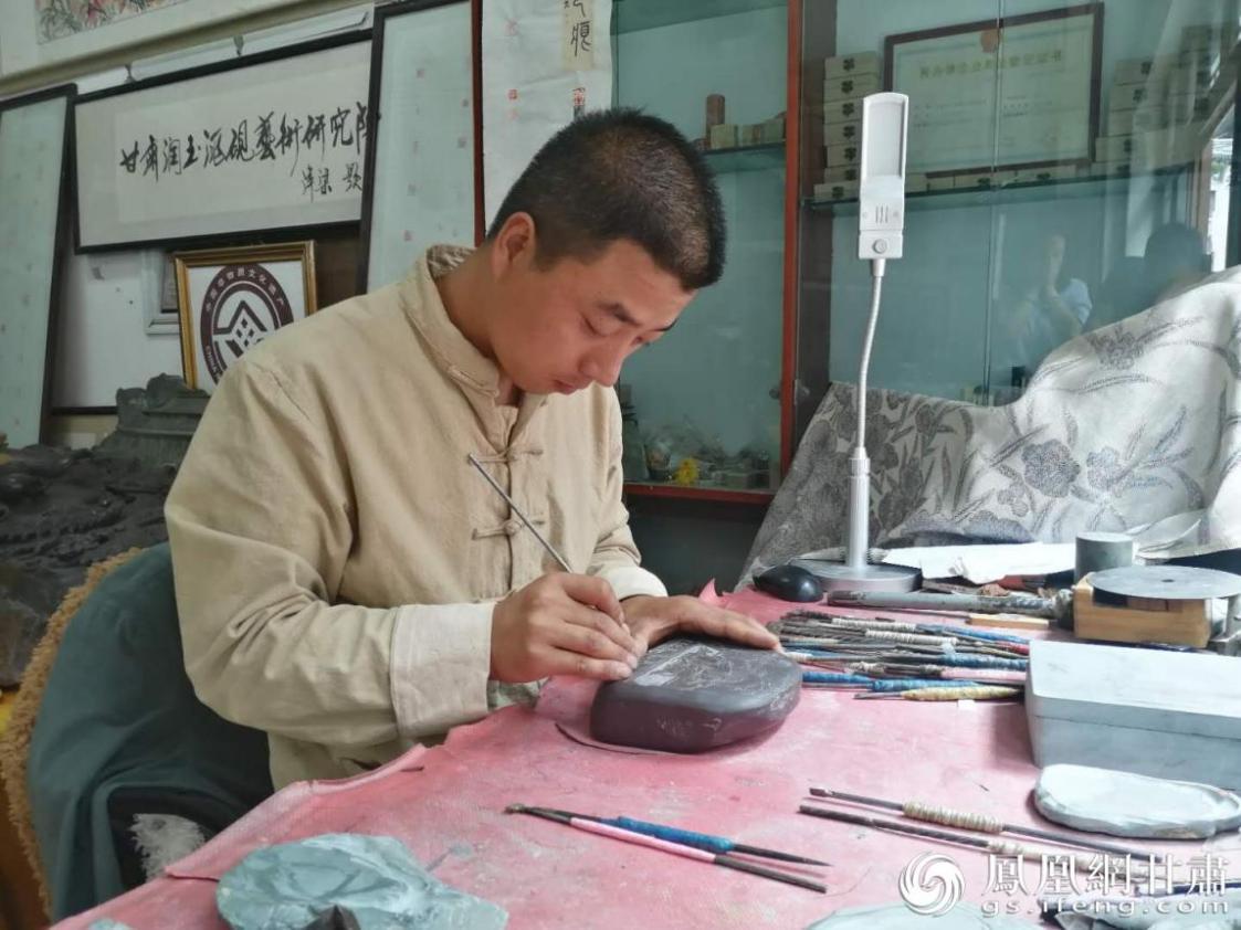 洮硯制作技藝第六代傳人、國家藝術(shù)基金資助青年藝術(shù)家、正高級(jí)洮硯雕刻藝術(shù)師李江平十年如一日專注于洮硯制作 圖源自網(wǎng)絡(luò)