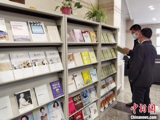 圖為國(guó)網(wǎng)甘肅電力黨校的職工書(shū)架?！⌒煅?攝