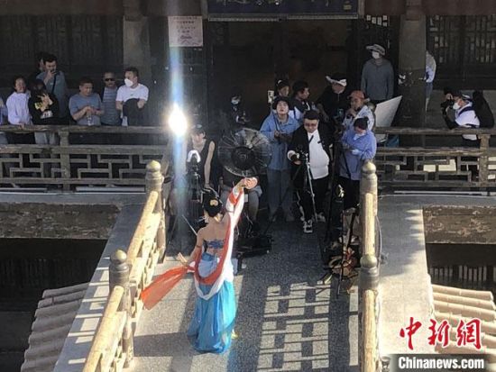 圖為5月以來，“奧大粒”直播現(xiàn)場(chǎng)引游客圍觀?！《鼗褪形麄鞑抗﹫D