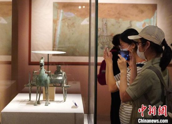 圖為參觀者參觀“大道攸歸：五涼文化展”展陳文物?！【琶赖┰?攝