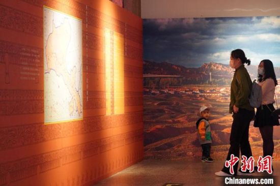 圖為參觀者參觀“大道攸歸：五涼文化展”展陳文物?！【琶赖┰?攝