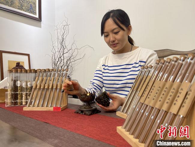 圖為魯雯展示燃香禮儀?！「攥?攝