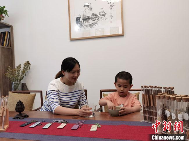 圖為魯雯為小學(xué)員授課和培訓(xùn)?！●T志軍 攝