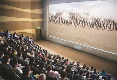 游客在莫高窟數(shù)字展示中心觀看主題電影《千年莫高》。