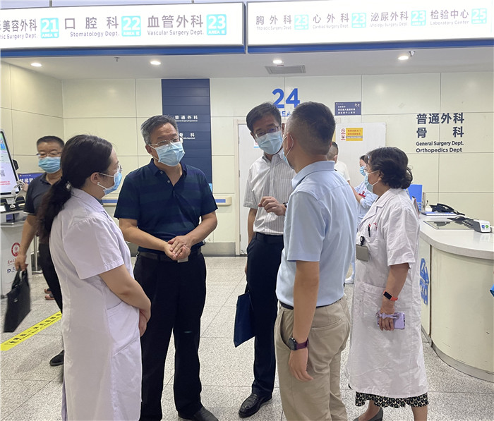 7月12日，甘肅省紀(jì)委監(jiān)委派駐省衛(wèi)健委紀(jì)檢監(jiān)察組紀(jì)檢監(jiān)察干部在蘭大二院門診開展疫情防控監(jiān)督檢查。魏雪 攝.jpg