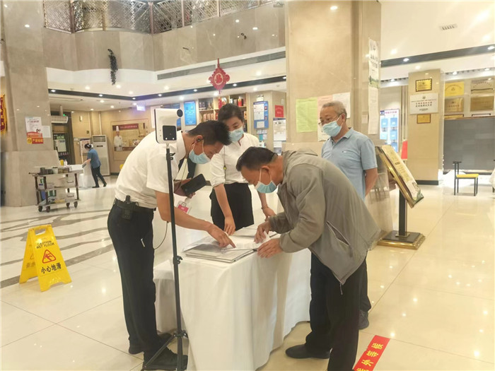 金昌市金川區(qū)紀(jì)委監(jiān)委駐區(qū)人大機(jī)關(guān)紀(jì)檢監(jiān)察組在花城錦都大酒店監(jiān)督檢查疫情防控工作。王文海 攝 .jpg