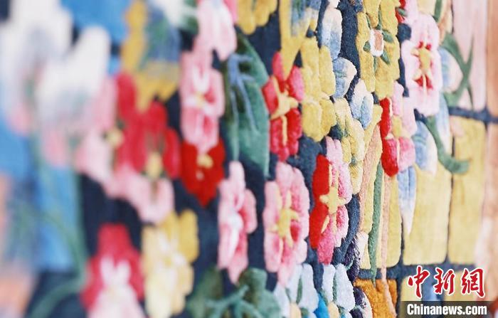 圖為手工地毯成品?！《姑?攝