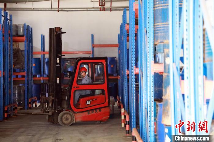 圖為甘肅省危險(xiǎn)廢物處置中心危險(xiǎn)廢物儲(chǔ)存庫(kù)?！∥航ㄜ?攝