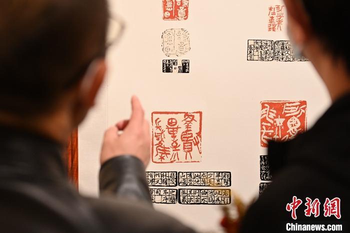 圖為甘肅蘭州，參展作品吸引參觀者。 中新社記者 李亞龍 攝