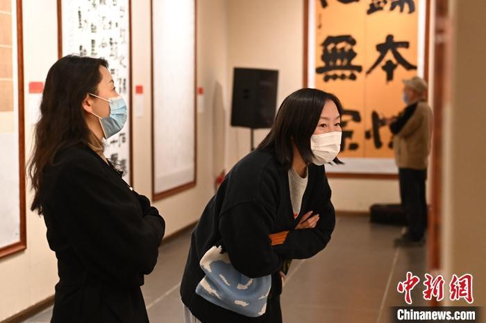 圖為甘肅蘭州，參展書法作品吸引參觀者。 中新社記者 李亞龍 攝