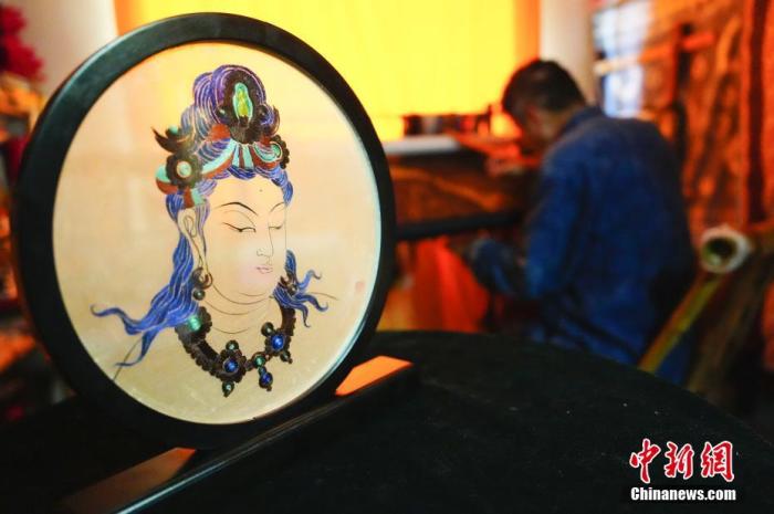 圖為劉云帆所創(chuàng)作的敦煌元素刺繡作品。 中新社發(fā) 謝秉錫 攝