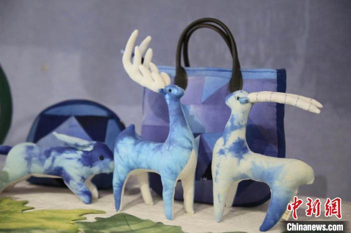 圖為許靜的非遺文創(chuàng)作品。(資料圖) 甘肅省非遺保護(hù)中心供圖