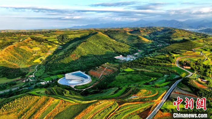 航拍視角下的樺林古動物化石埋藏原址館。該館位于臨夏州和政縣。(資料圖) 和政宣傳部供圖