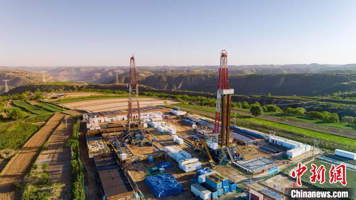 圖為中石油長(zhǎng)慶油田慶陽(yáng)華H60雙機(jī)組鉆井現(xiàn)場(chǎng)。(資料圖) 慶陽(yáng)市委宣傳部供圖