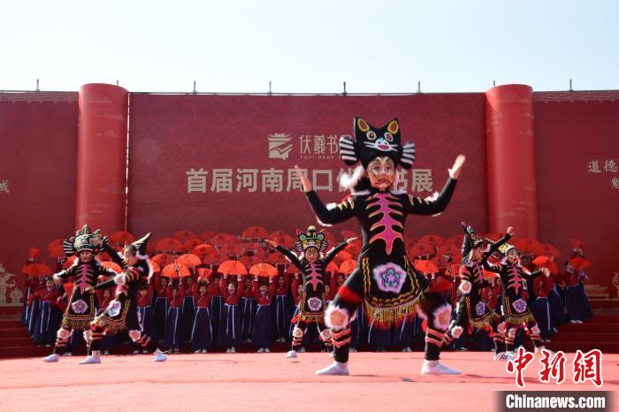圖為首屆周口伏羲書展開幕式表演。　梁照曾 攝