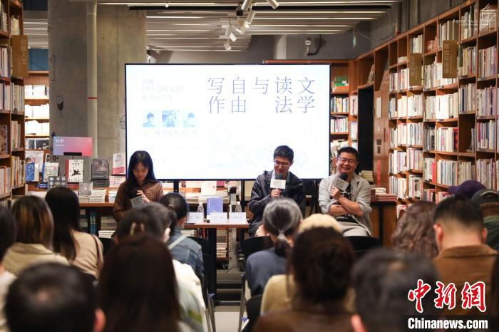 《至少還有文學》推出：在今天，我們?yōu)槭裁催€需要文學？