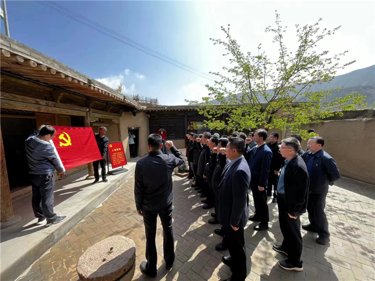 圖為臨夏州紀委監(jiān)委組織黨員干部在東鄉(xiāng)縣布塄溝黨史教育基地開展革命教育活動，賡續(xù)紅色血脈、汲取奮進力量、激發(fā)干事熱情。.png
