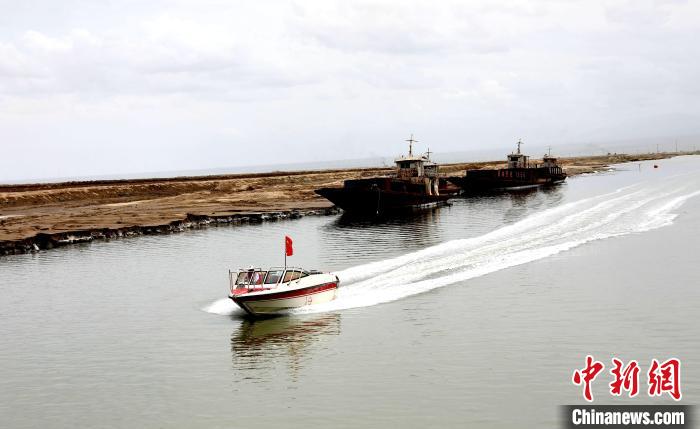 圖為茶卡鹽湖?！⊙Φ?攝