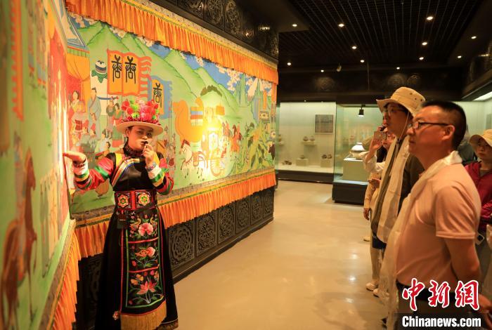 圖為媒體記者了解土族文化?！⊙Φ?攝