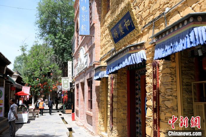 圖為平安驛·河湟民俗文化體驗地的門店?！⊙Φ?攝