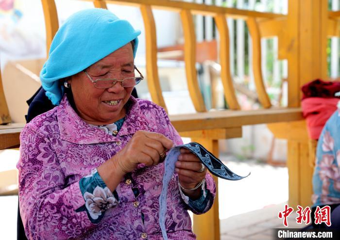 圖為繡娘在土族盤繡園內制作盤繡。　薛蒂 攝