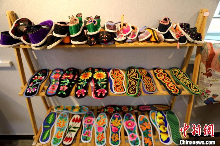 圖為盤繡作品?！⊙Φ?攝